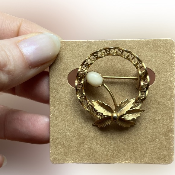 🎈$10 add on - Vtg Gold Tone Floral Brooch With Cream Pearl. - Picture 2 of 3